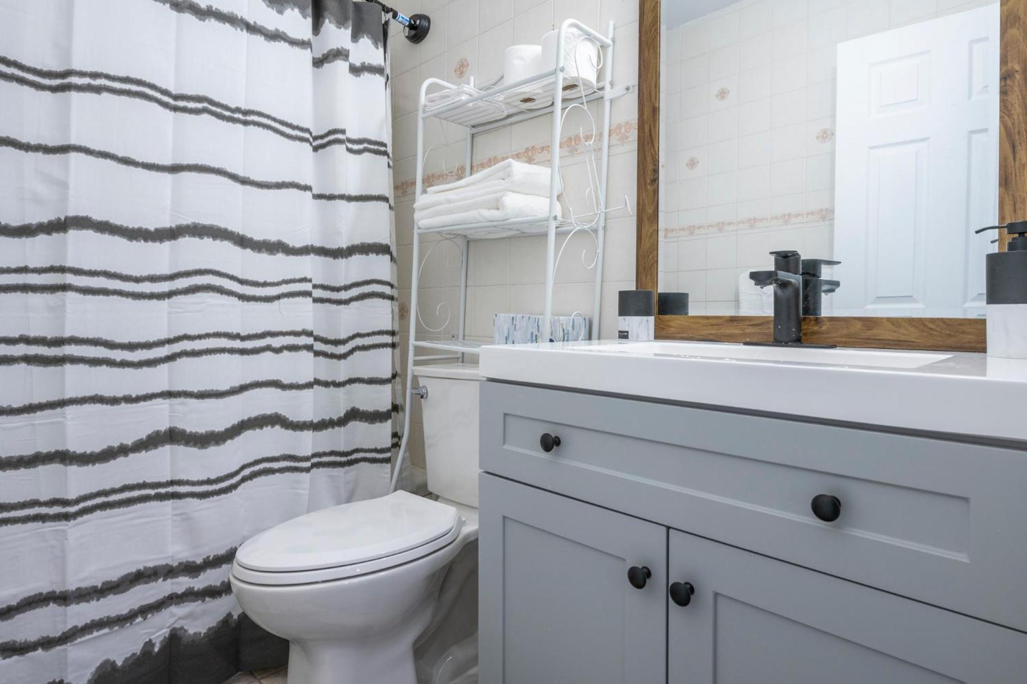 Centre Street Upper 2Bedsuite 4408 Calgary Extérieur photo